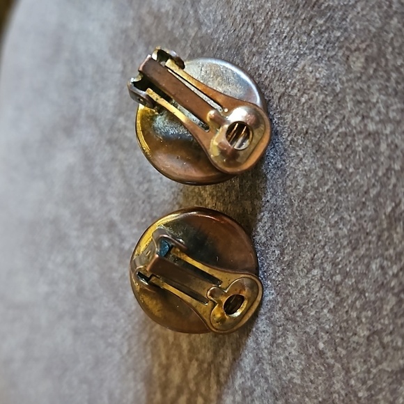 3/$30 VTG Pearlesque Dome Clip-on Earrings - Picture 3 of 5